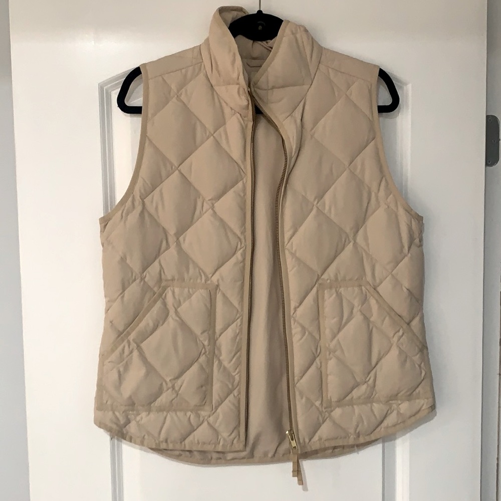J Crew Tan Quilted Vest 🤍